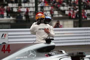 Lewis Hamilton y Valtteri Bottas se abrazan tras la calificación.