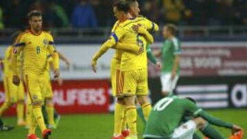 Los jugadores de Ruman&iacute;a celebran uno de los dos goles de Paul Papp a irlanda del Norte.