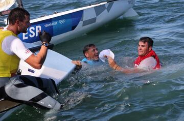 Joan Cardona y Zsombor Berecz celebran en el agua su bronce y plata respectivamente.