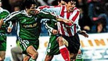 PEGAJOSO. Stankovic no consigue superar a Garai y Garitano, ya que el Éibar supo estar atento en defensa y nunca dejó espacios al Atlético.