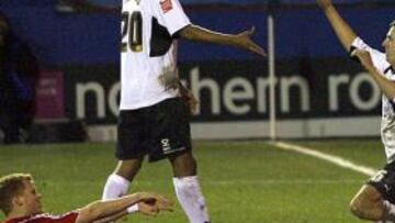 <b>EMBARRADO. </b>Esta imagen del autogol de Riise resume el sentir del Liverpool, que jugará 'replay'.