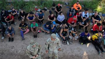 Un grupo de inmigrantes en Eagle Pass.