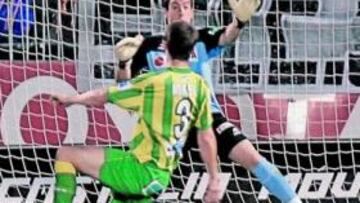 <b>UN MURO. </b>Zubikarai se marcó un gran partido y evitó cualquier atisbo de reacción del conjunto que entrena Paco Herrera.