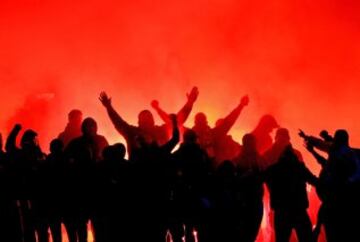 Seguidores en la grada durante el partido de fútbol de la FFA Cup Round entre el Heidelberg United y el Sydney United 58 FC en Melbourne. 