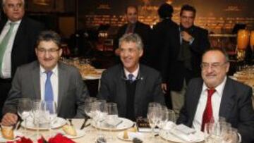 EL PRESIDENTE, CON LOS DIRECTORES. Villar, anfitrión, entre Óscar Campillo y Alfredo Relaño.