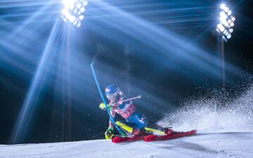 Mikaela Shiffrin de EE. UU. Compitiendo durante la primera carrera en el slalom de la copa del mundo de damas en Flachau