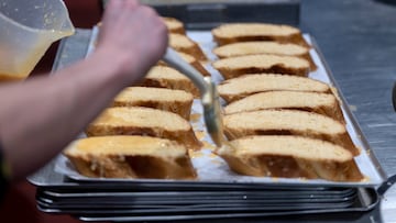 Elaboración de torrijas en el obrador de la pastelería 'La Hermosita', días previos a la Semana Santa de 2022, a 5 de abril de 2022, en Arganda del Rey, Madrid (España). Las torrijas son el dulce típico de la Cuaresma y la Semana Santa y consiste en una rebanada de pan empapada en leche o vino, que luego se reboza en huevo y se fríe en una sartén con aceite. Por último, a gusto de cada persona, la torrija se puede endulzar con miel o azúcar y canela. Las torrijas aparecieron en primera instancia como alimento de pobres debido a que eran la mejor opción para coger fuerzas mientras se usaba productos de bajo coste como el pan. Se vinculan a la cuaresma porque en la postguerra, al no poderse comer carne durante Semana Santa se popularizó la torrija como fuente de energía.
05 ABRIL 2022;GASTRONOMÍA;FESTIVIDAD;SEMANA SANTA;TORRIJAS;DULCES TÍPICOS
Cézaro De Luca / Europa Press
05/04/2022