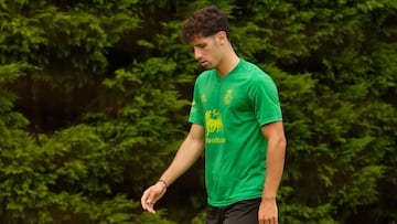 Camus abandonando el Santi Guti¨¦rrez Calle durante uno de los entrenamientos de pretemporada.