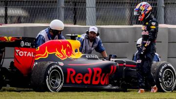 Verstappen ante su Toro Rosso averiado.