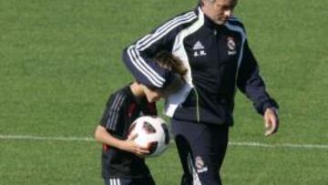 <b>FAMILIAR. </b>Mourinho, acompañado de su hijo José en Valdebebas.