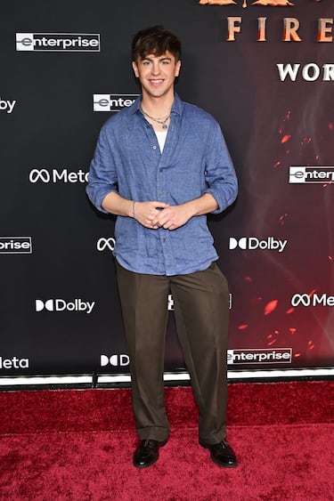 Michael Pavano posa en la alfombra roja del estreno de la película 'Avatar: Fire and Ash' en Los Ángeles.