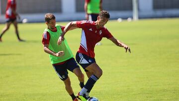 Torró disputa un balón con Darko en un entrenamiento.