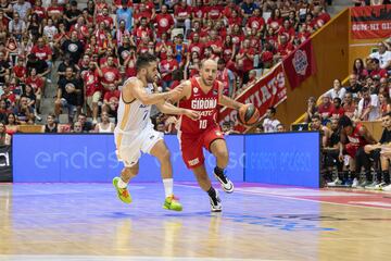 Facundo Campazzo aprieta en defensa a Quino Colom.