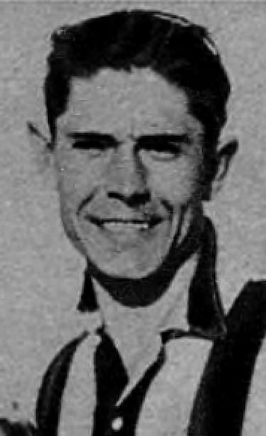 Victoriano de Santos Troya, centrocampista madrileño, llegó al FC Barcelona en abril de 1932 procedente del Atlético de Madrid, y permaneció en el club hasta la temporada 1933–34, disputando 50 partidos oficiales y destacando por su solidez táctica en el mediocampo. Tras su etapa en el Barça, fichó por el Valencia CF, donde continuó su carrera en la élite del fútbol español, aportando experiencia y equilibrio en una plantilla que buscaba consolidarse en la Primera División. Su trayectoria refleja el perfil de un jugador fiable y competitivo en los años previos a la Guerra Civil.