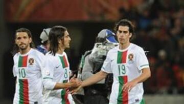 <b>TRISTE ADIÓS. </b>Los portugueses Danny, Pedro Mendes, Tiago y Liedson se despiden y se van a su vestuario al acabar el encuentro.