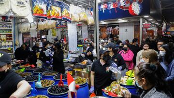Santiago, 16 de septiembre de 2022.
Clientes acuden a la Vega Central de Santiago para comprar los alimentos y celebrar las fiestas patrias 2022.
Dragomir Yankovic/Aton Chile