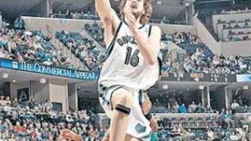 <b>ALTO, MUY ALTO. </b>El 'sonic' Earl Watson, ex compañero de Gasol, no puede llegar donde Pau: tan alto...