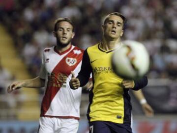 El defensa del Rayo Vallecano Quini Marín y el delantero francés del Atlético de Madrid Antoine Griezmann.