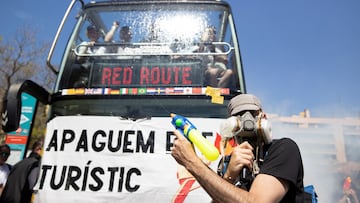 Acitivists against tourism stop a tourist bus in front of La Sagrada Familia Basilica, with a banner that reads “Lets turn off the tourist fire” to protest against overtourism in the city, in Barcelona, Spain, April 27, 2025. REUTERS/ bruna Casas