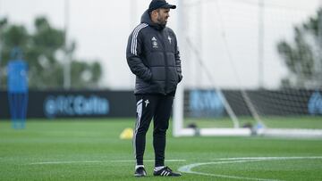 El preparador argentino Eduardo Coudet, durante un entrenamiento del Celta.