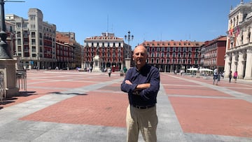 Fernando Redondo, leyenda del Real Valladolid, en la Plaza Mayor de Valladolid.