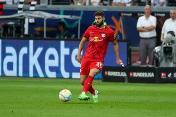 FRANKFURT AM MAIN, GERMANY - SEPTEMBER 03: Josko Gvardiol of RB Leipzig controls the Ball during the Bundesliga match between Eintracht Frankfurt and RB Leipzig at Deutsche Bank Park on September 3, 2022 in Frankfurt am Main, Germany. (Photo by Joachim Bywaletz/DeFodi Images via Getty Images)