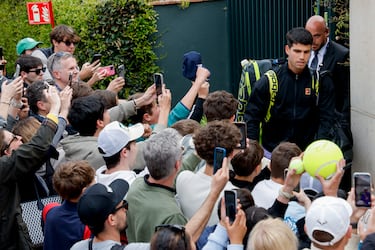 Carlos Alcaraz llega a la pista para jugar su partido contra Ethan Quinn.