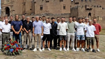 La plantilla de Osasuna delante del Castillo de Javier.