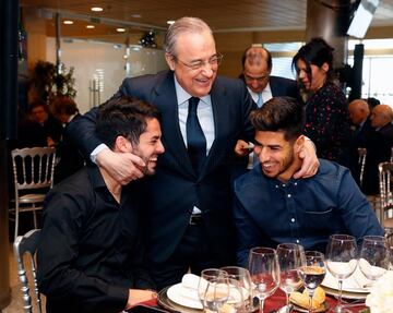 El presidente del Real Madrid Florentino Pérez abraza a Isco y a Marco Asensio.