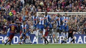 Messi marca de falta el primer gol del Barcelona.