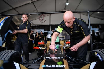 Mecánicos del equipo Techeetah.