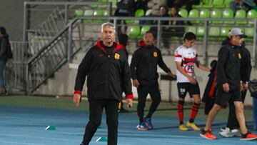 Futbol, Santiago Wanderers vs Rangers.
Fecha 8, campeonato Ascenso 2023.
El entrenador de Rangers Dalcio Giovagnoli es fotografiado durante el partido de primera division B contra Santiago Wanderers disputado en el estadio Elias Figueroa de Valparaiso, Chile.
16/04/2023
Cristobal Basaure/Photosport
Football, Santiago Wanderers vs Rangers.
8st turn, 2023 Promotion National Championship.
Ranger's head coach Dalcio Giovagnoli is pictured during the second division match against Santiago Wanderers at the Elias Figueroa stadium in Valparaiso, Chile.
16/04/2023
Cristobal Basaure/Photosport