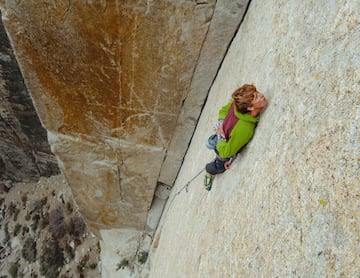 Ganadora de la categoría Emerging. "Mis amigos y yo pasamos el invierno del 2021 entre furgonetas y coches aparcados en este gigante de granito de Buttermilk, Bishop (California). Nuestros días consistían en levantarse, beber café y escalar. Jack estaba ansioso por probar su forma física en Queen of Heartbreaks. Antes de enfrentarse al reto estaba extremadamente nervioso. Había 39 metros hasta el suelo. Pero las dudas desaparecieron de su cara cuando hice la foto, en un momento en el que encontró una repisa para descansar". 