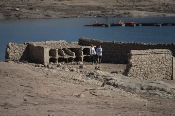 La gran sequía que sufre toda la península ha dejado al descubierto algunos tesoros. En el pantano de Sau, que ahora está al 30% de su capacidad, ha emergido el antiguo pueblo sepultado de Sant Romà que quedó inundado tras la construcción del pantano en 1963.