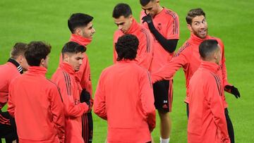 Marco Asensio, el cuarto de izquierda a derecha, en el entrenamiento en el Johan Cruyff Arena.