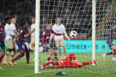 2-2. Saque de esquina y Robert Lewandowski remata de cabeza en el primer palo para superar a Jaume Domenech. El VAR da por válido el tanto tras revisarse por posible fuera de juego de Fermín López.