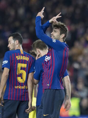 El jugador del Barcelona Piqué celebra el 1-0 dirigiéndose a la grada donde está su familia. 