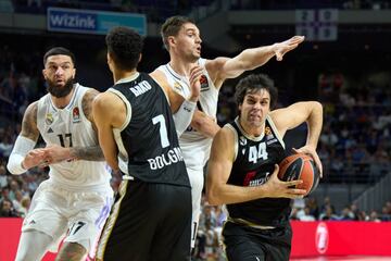 Milos Teodosic supera la defensa de Mario Hezonja gracias al bloqueo de Ismael Bako.