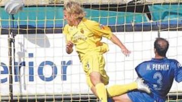 <b>MARCÓ EL PICHICHI. </b>Forlán, el máximo goleador del Villarreal con 18 goles, marcó el cuarto tanto de su equipo.