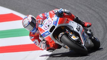 SCA28 SCARPERIA (ITALIA) 02/06/2017.- El piloto de MotoGP Andrea Dovizioso, de Ducati, participa en una sesi&oacute;n de entrenamientos libres en el circuito de Mugello, en Scarperia (Italia) hoy, 2 de junio de 2017. EFE/Luca Zennaro
