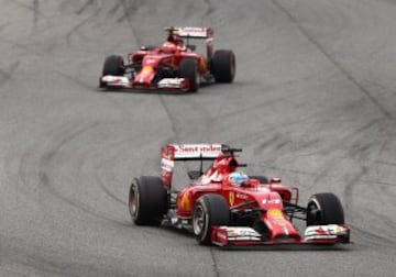 Fernando Alonso tras adelantar a su compañero de equipo Kimi Raikkonen.