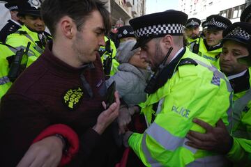 Durante el acto, según pudo constatar EFE, agentes de la Policía Metropolitana de Londres (Met) realizaron varias detenciones de activistas que participaban en la protesta. 