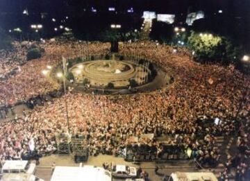 Seguidores del Atlético de Madrid en la plaza de Neptuno en el doblete.