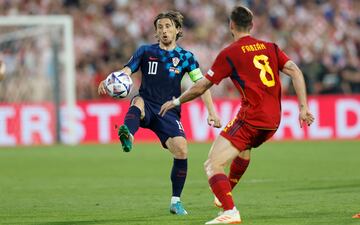 Modric controla un bal車n ante Fabi芍n Ruiz.