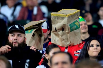 Dos aficionados de los Chicago White Sox observan con bolsas de papel en la cabeza, como señal de protesta, la segunda entrada del partido de la MLB contra Los Angeles Angels en el Guaranteed Rate Field de Chicago, en Illinois. Los medias blancas superaron a los Angels (3-2) para poner fin a una racha de cinco derrotas.