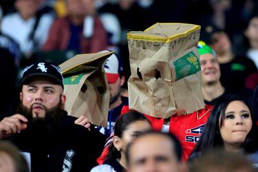 Dos aficionados de los Chicago White Sox observan con bolsas de papel en la cabeza, como señal de protesta, la segunda entrada del partido de la MLB contra Los Angeles Angels en el Guaranteed Rate Field de Chicago, en Illinois. Los medias blancas superaron a los Angels (3-2) para poner fin a una racha de cinco derrotas.