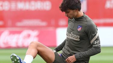 MAJADAHONDA (MADRID) 23/09/2020.- El delantero portugués Joao Félix controla el balón durante un entrenamiento del Atlético de Madrid celebrado este miércoles en la ciudad deportiva Wanda en Majadahonda, Madrid. El equipo prepara su partido de LaLiga cont