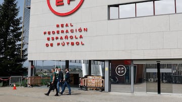 Agentes de la UCO, en la Federación Española de Fútbol.