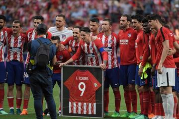 Torres posa con sus compa?eros.
