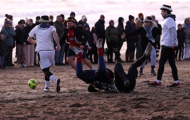En la playa de Scarborough, Inglaterra, se ha jugado un Boxing Day diferente, a falta de partidos de la Premier League (solo se jugó el Manchester United-Newcastle). Bomberos y pescadores de la zona jugaron un divertido partido en playa ataviados con accesorios navideños para celebrar uno de los días más especiales de fútbol inglés.